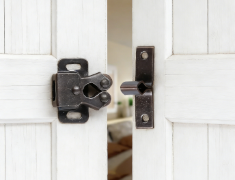 Loquet et charnière transversale